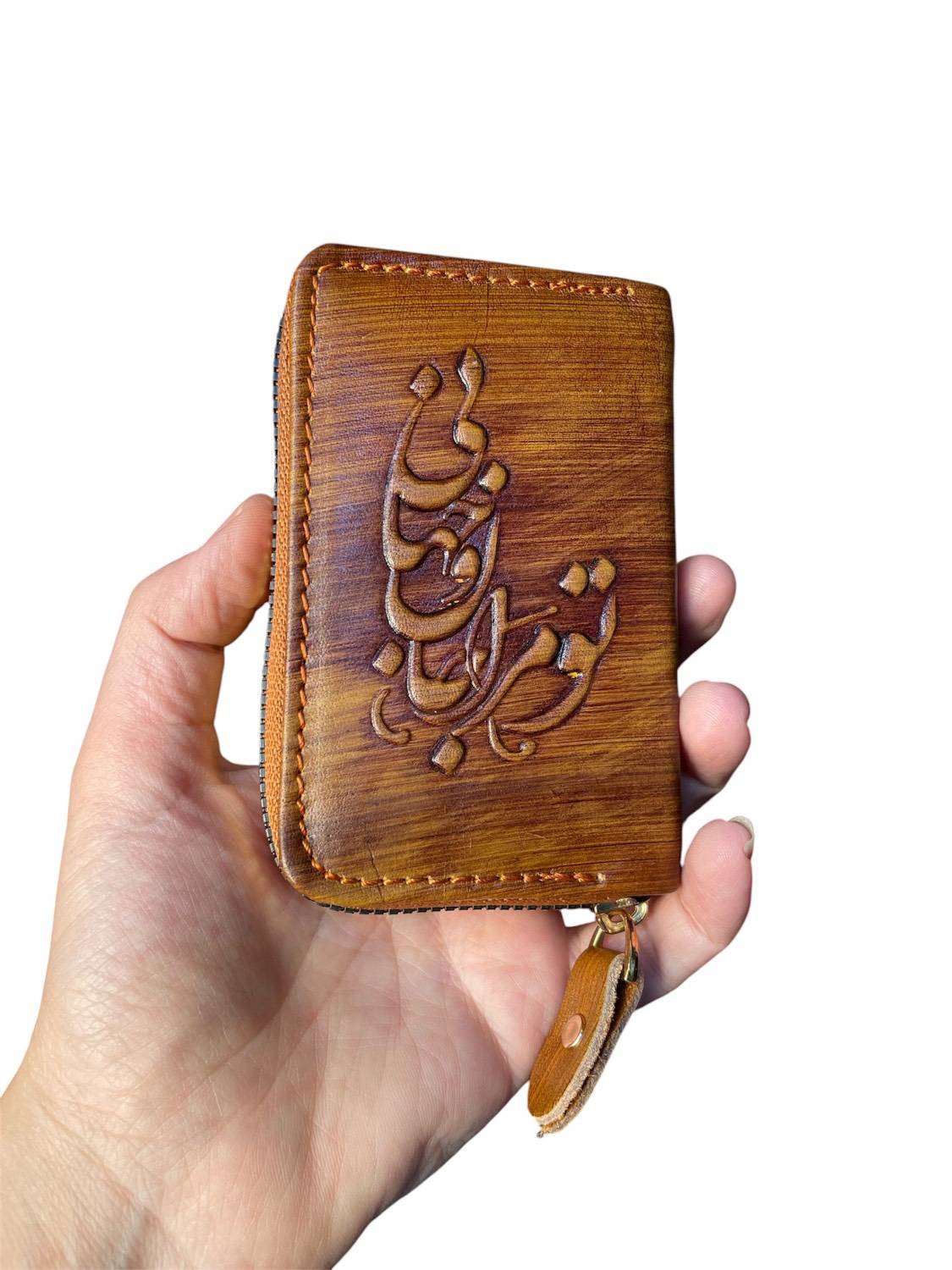 جاکارتی اسپرت چرم طبیعی دست رنگ مدل دور زیپ | رنگ عسلی | طرح متنوع | مناسب هدیه